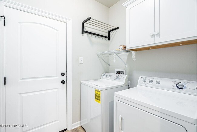 Building Photo - 202 Sparkling Meadows Ln