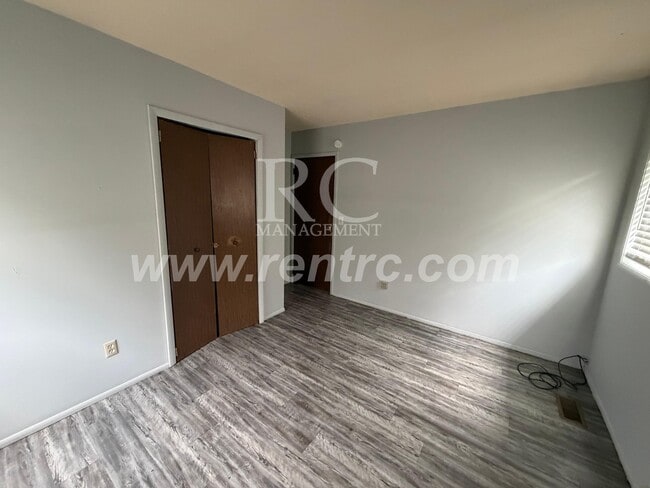 Building Photo - 910 Timberline-