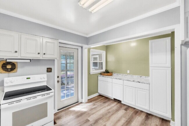 Building Photo - Stylish 3 Bedroom, 2 Bath Ranch with Bright Sunroom and Modern Comforts