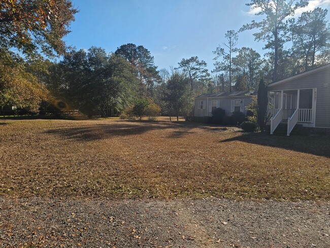 Building Photo - Lovely 3-Bedroom Home with Fenced Yard & R...