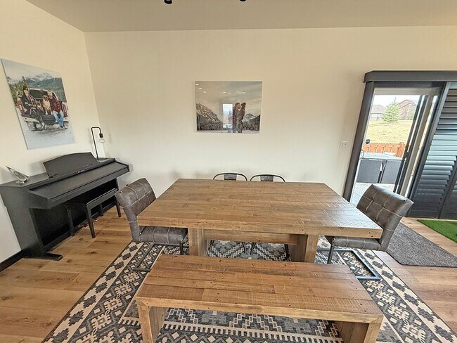 Building Photo - Modern Three Bedroom Townhome with Air Conditioning