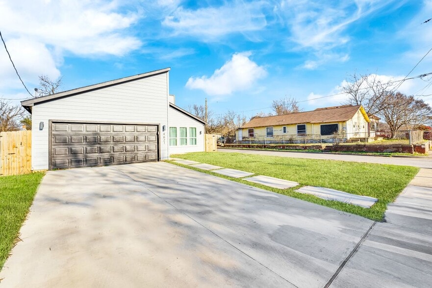 Building Photo - 4621 Collins Ave