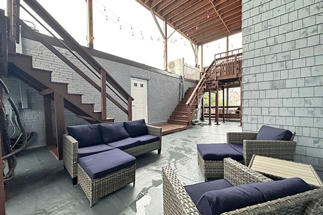 Building Photo - No Fee! Avl now! Renovated 3BR in downtown Beverly w/AC, laundry!