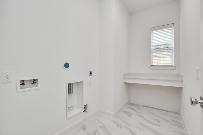 Building Photo - 211 Amaranth Wy