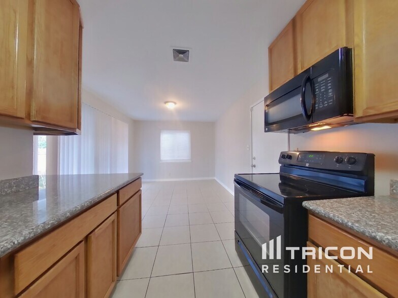 Building Photo - 372 Hopkins Dr