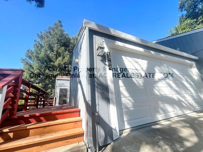 Building Photo - Quiet and Quaint Hayward Hills Condo 4 Rent