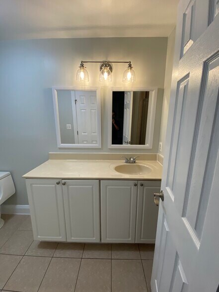 Main Bathroom - 1300 Taylor St NW