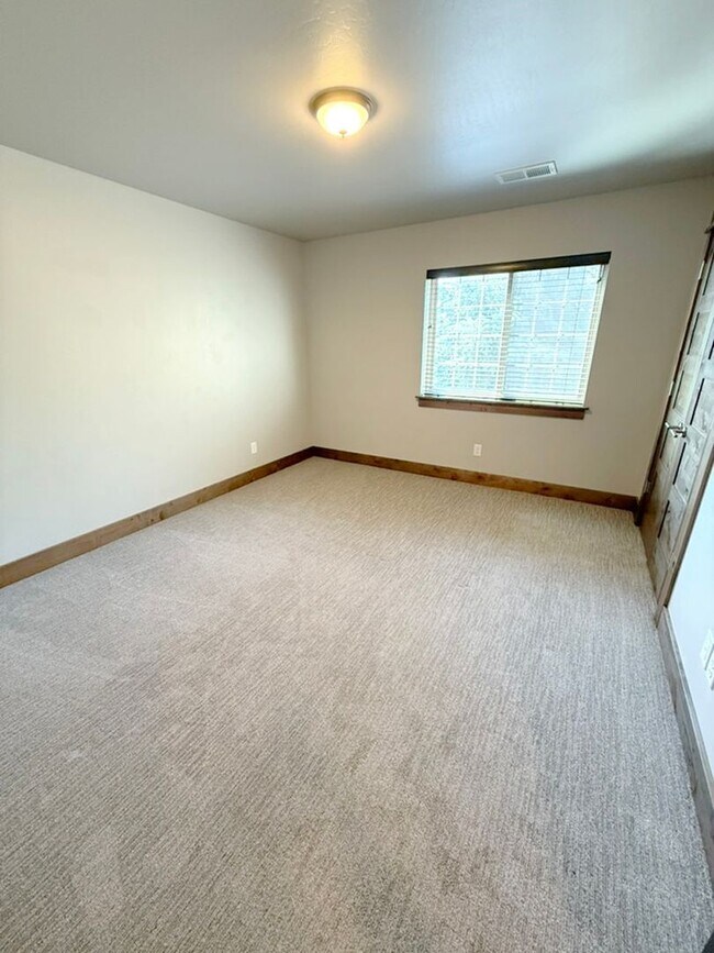 Building Photo - Luxury Condo, Center of Bozeman