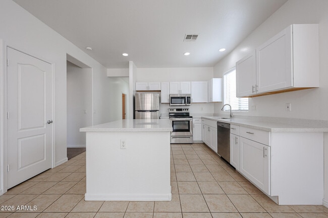 Building Photo - 41298 W Park Hill Dr