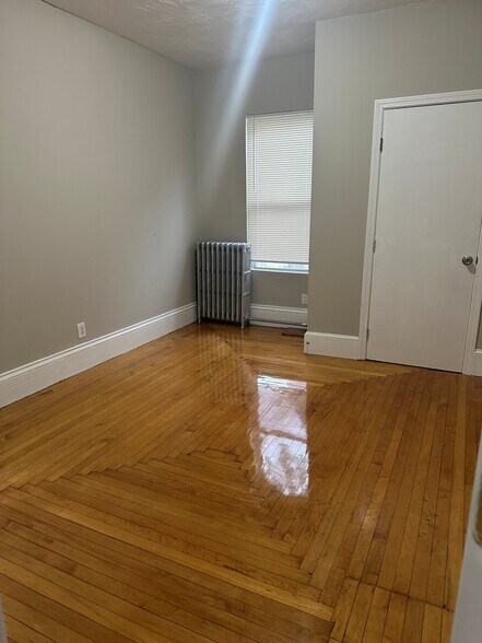 Building Photo - 33 Algonquin St