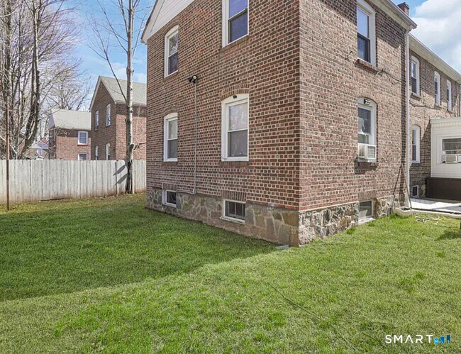 Building Photo - 87 Colony St