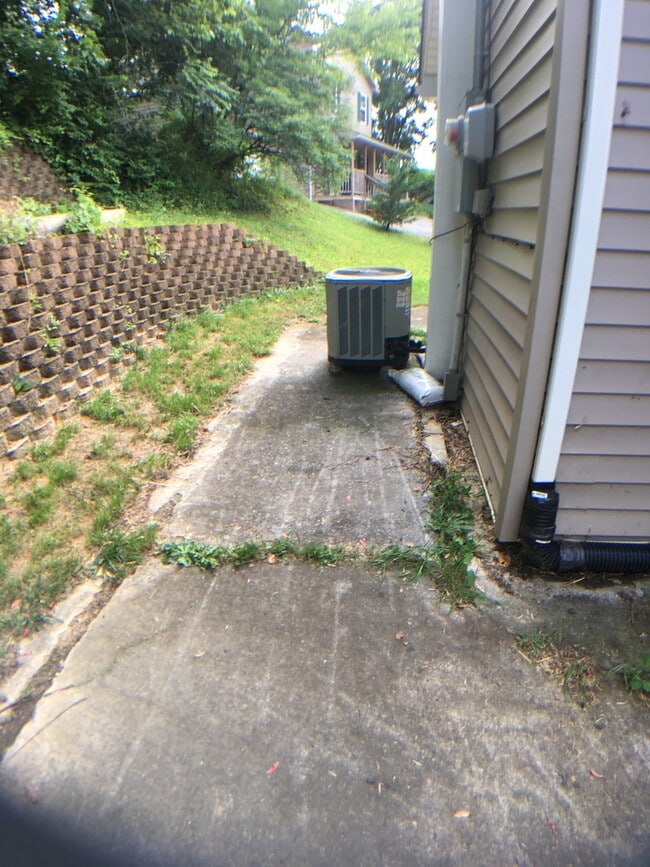 Building Photo - Radford (West End), 2 BR / 1 BA, Available August