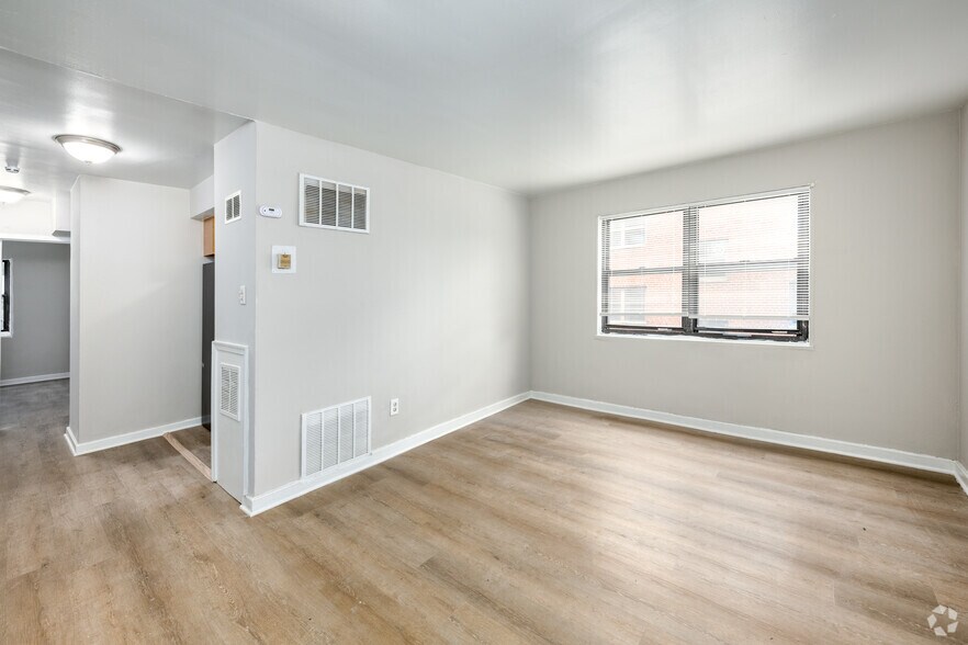 2BR, 1BA - 565SF - Living Room - 1625-1633 Morris Rd SE