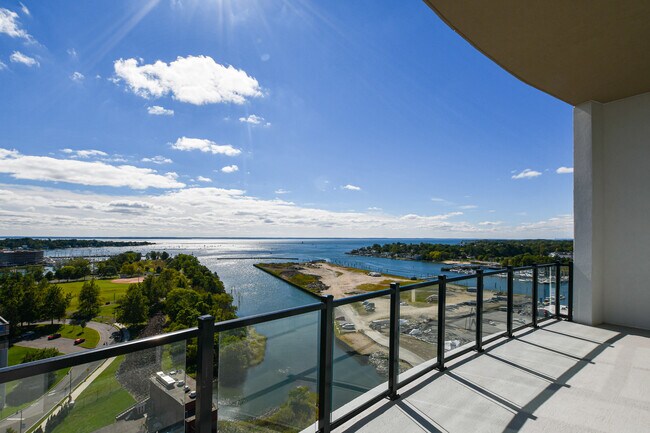 Building Photo - 2 Hbr Pt Rd S