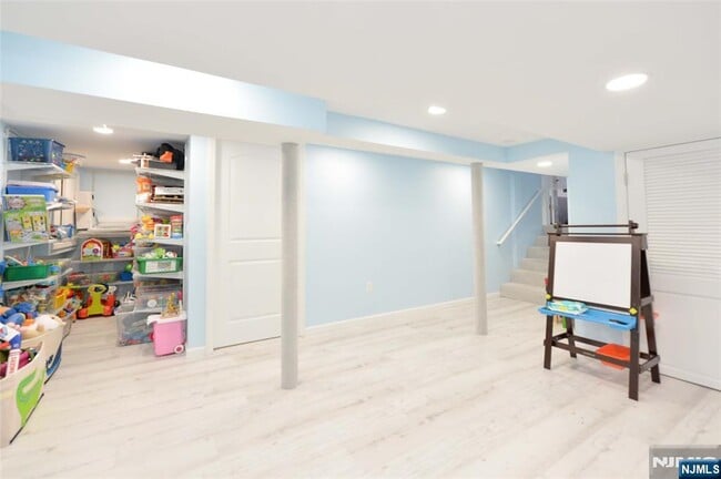 Building Photo - 40-10 Terhune Pl