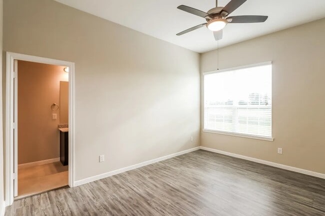 Building Photo - 415 Lakeland Cir