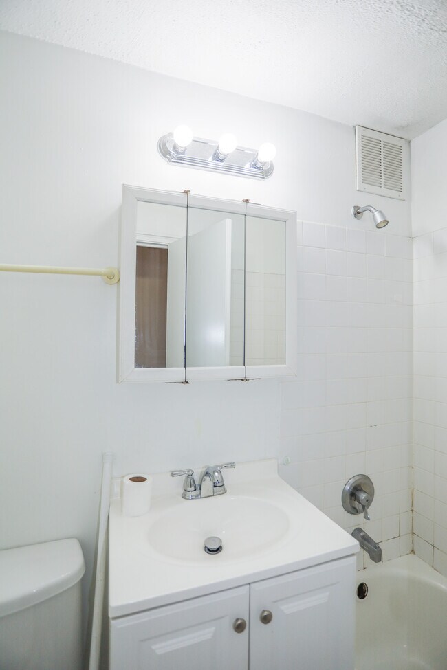 Building Photo - 910 Lawrence