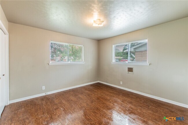 Building Photo - 3209 Shady Hill Dr