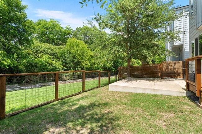 Building Photo - 705 N Bluff Dr