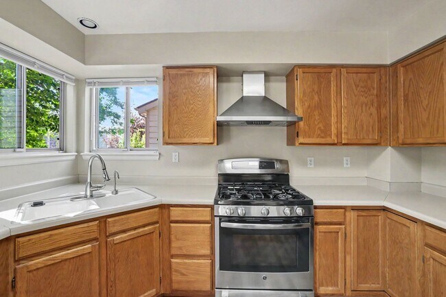 Building Photo - Spacious 5 Bedroom Home with Fenced Yard & 2 Car Garage