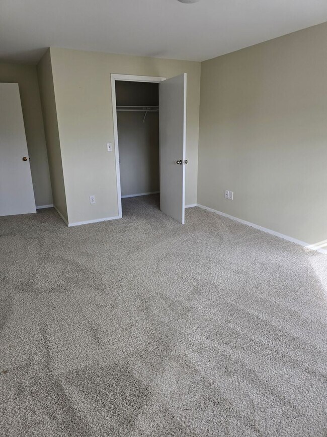 Building Photo - Amazing 3 bed with option for 4th bedroom ...