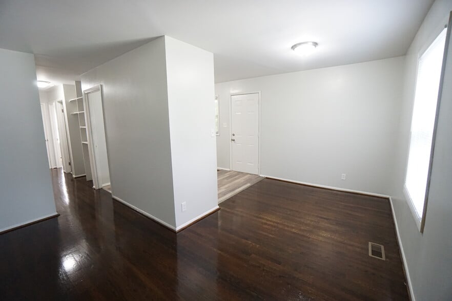 Building Photo - 112 13th Ave N