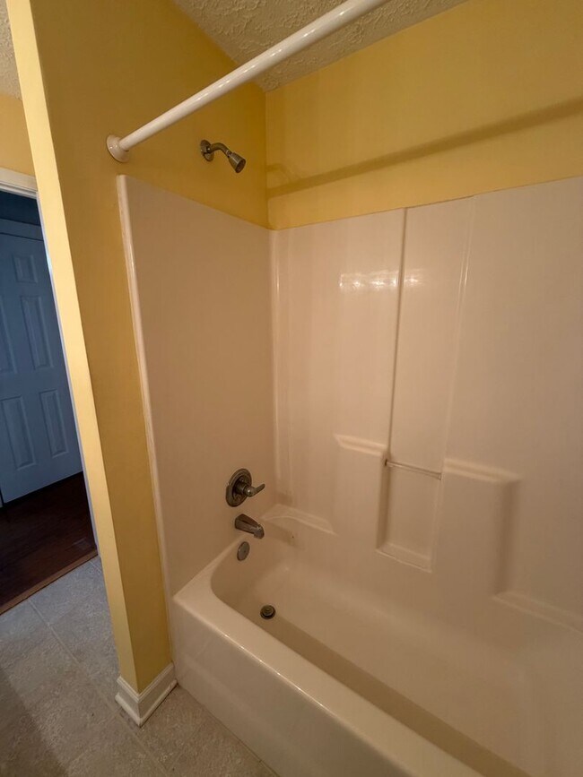Building Photo - Fabulous 3 bedroom 2 bath in waterfront community!