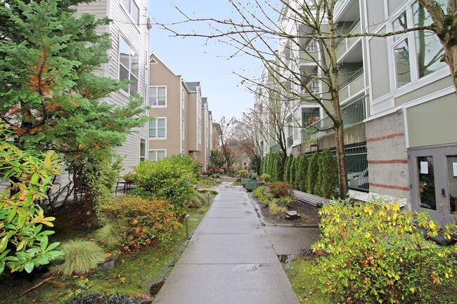 Building Photo - 1710 S Harbor Way