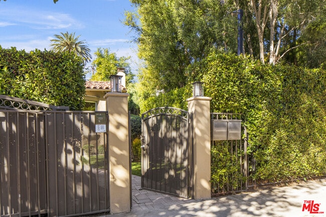 Building Photo - 733 Westmount Dr