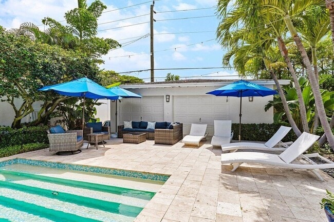 Building Photo - 340 NE 7th Ave