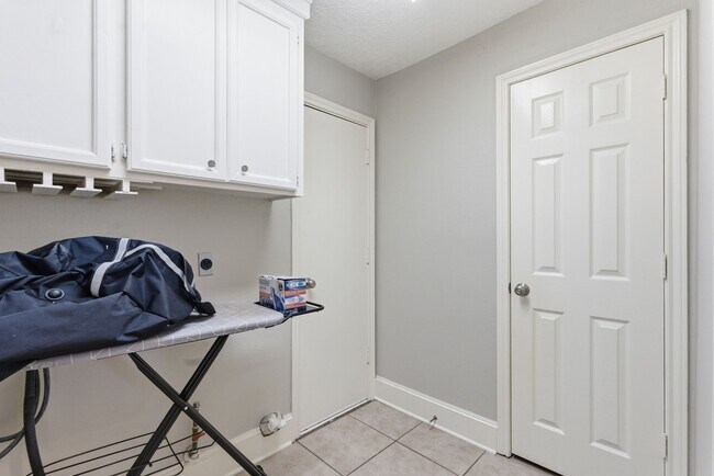 Building Photo - 108 Somerton Dr