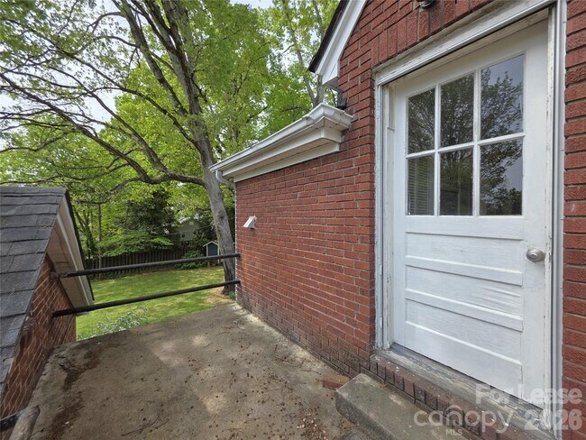 Building Photo - 754 Montgomery Ave