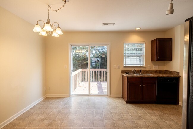 Building Photo - 3 BR townhouse with garage