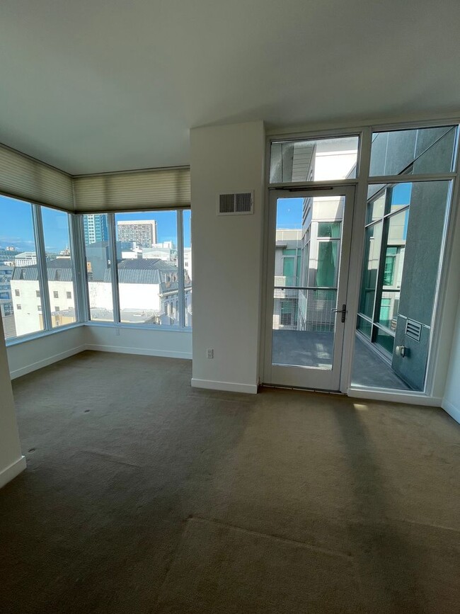 Building Photo - Beautiful top floor 1BD/1BA unit in the Hayes