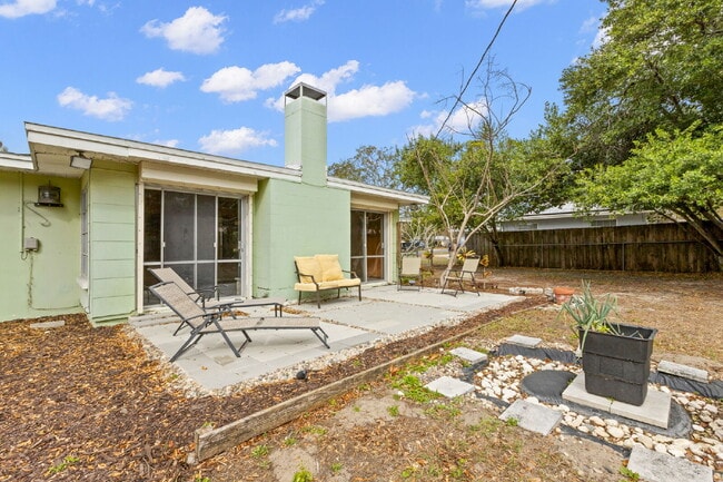 Building Photo - FULLY FENCED Home For Rent in Clearwater!