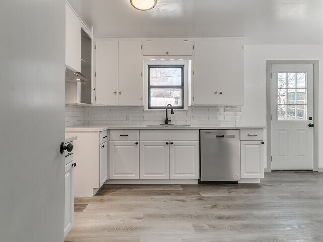 Building Photo - Newly Remodeled 3 Bedroom Home