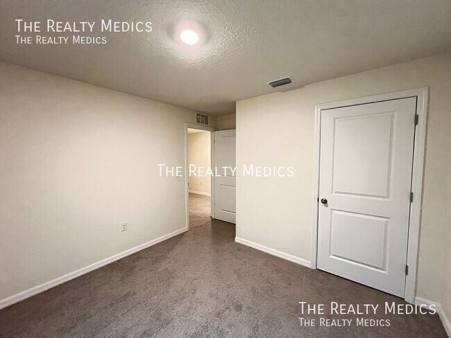 Building Photo - 8561 SW 46th Ave