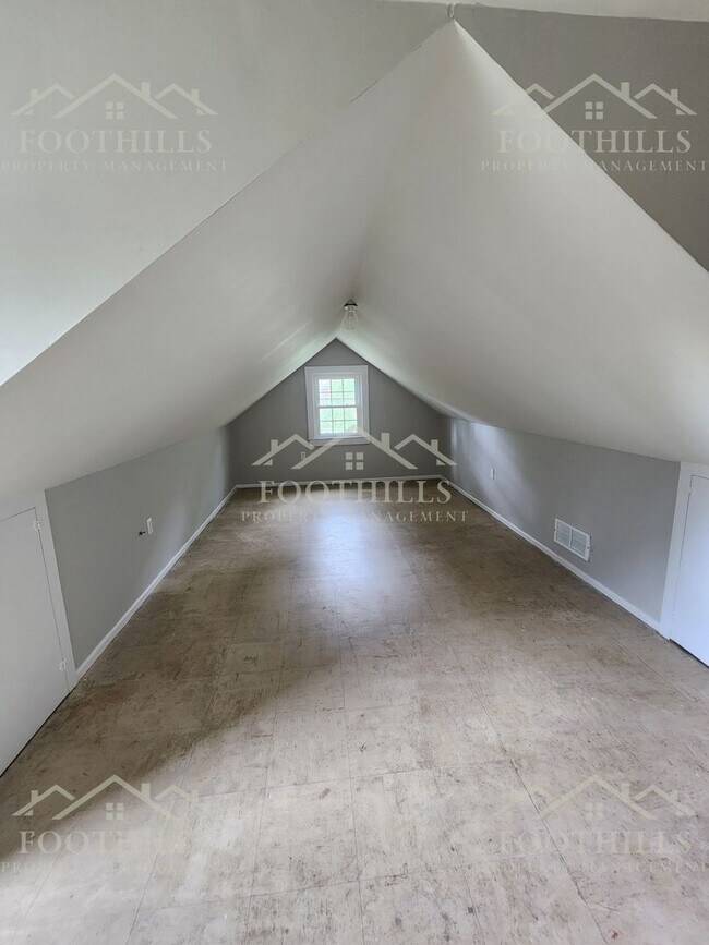 Building Photo - Beautiful 2-Story Brick Home Near Anderson...