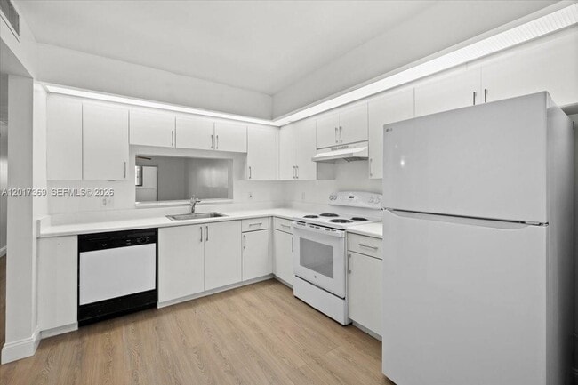 Building Photo - 1351 SW 141st Ave