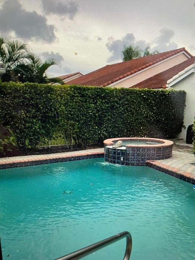 Building Photo - 17275 Ventana Dr