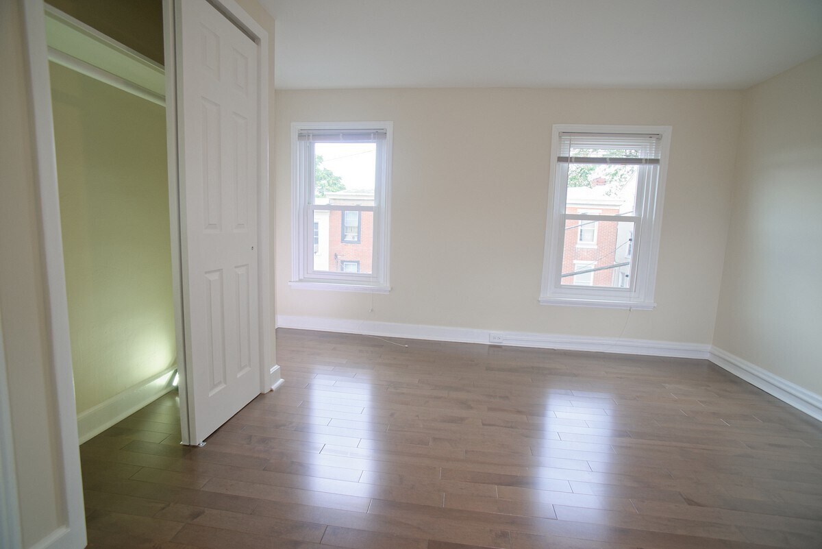 Building Photo - 3718 Calumet St