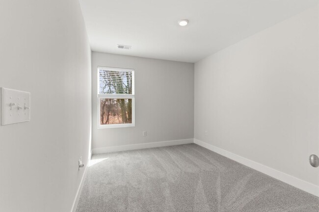 Building Photo - Beautiful 3 Bedroom 2.5 Bath Townhome in East Main Meadows