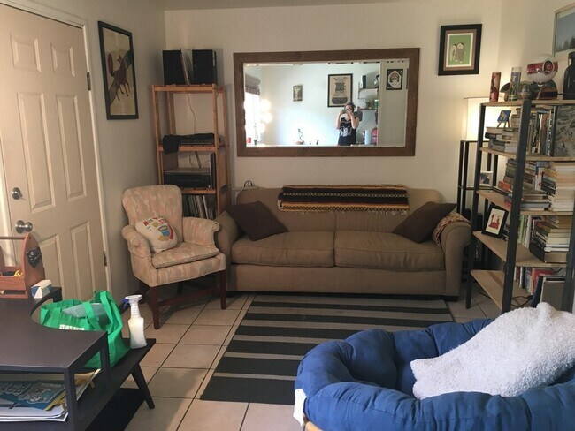 Living room - 3203 W Taft St