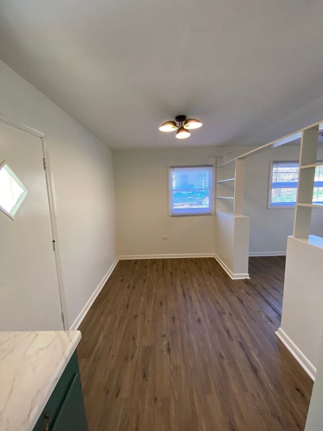 Building Photo - Charming 3 Bedroom House in Quite Neighborhood