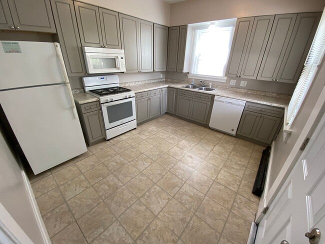 Building Photo - 426 E 15th Ave