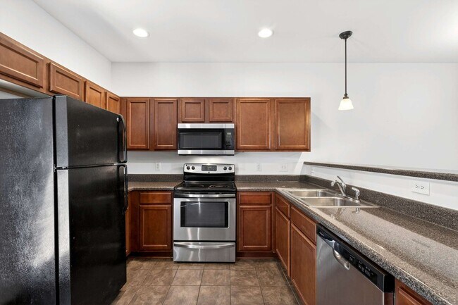 Building Photo - Great Location!