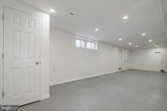 Building Photo - 102 Greenmeadow Dr