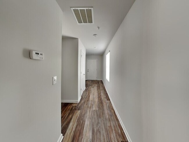 Building Photo - Lovely 3 Bedroom 2.5 Bath Home located in ...