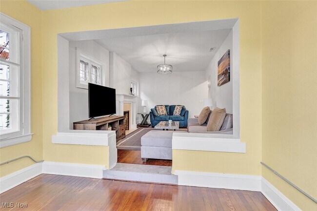 Building Photo - 2257 Grandview Ave