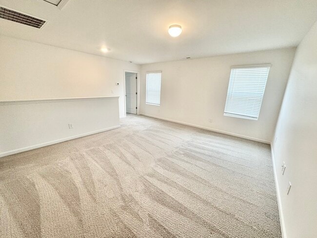 Building Photo - Spacious three bedroom 2 1/2 bathroom with large loft area - SPRING SPECIAL